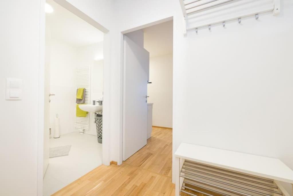 Premium City Apartment With Balcony! Free Garage Parking Included! 维也纳 外观 照片