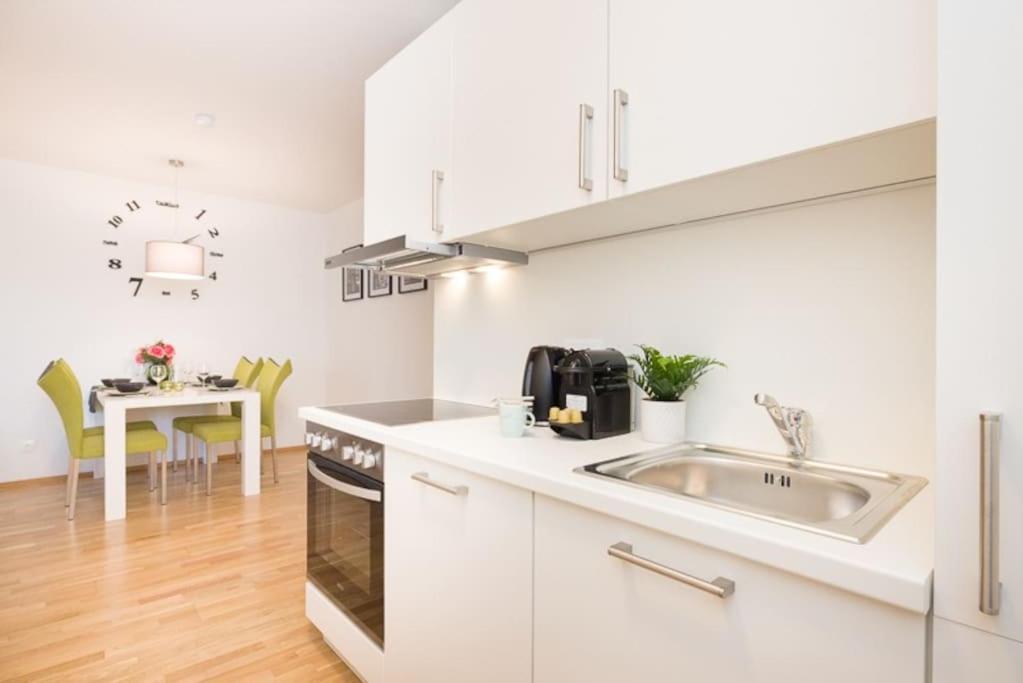 Premium City Apartment With Balcony! Free Garage Parking Included! 维也纳 外观 照片