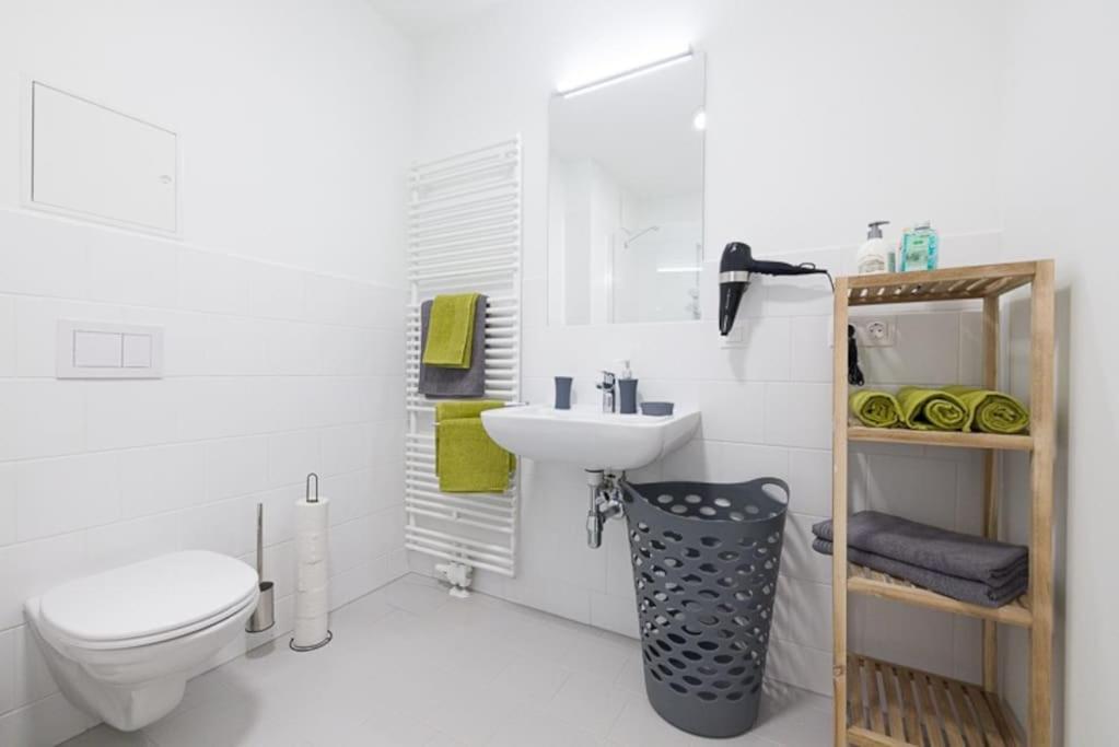 Premium City Apartment With Balcony! Free Garage Parking Included! 维也纳 外观 照片